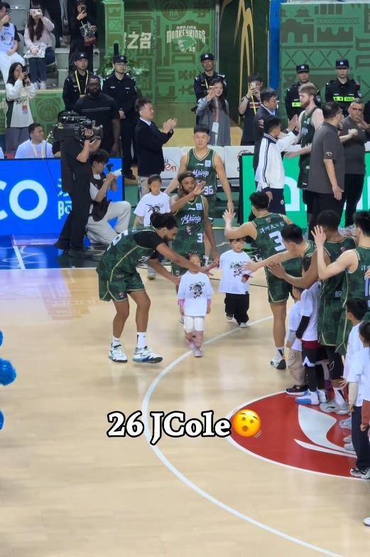 博鱼登录通道-美国说唱歌手J.Cole上演CBA首秀，5投0中未能拿分，网友：听自己的歌热身，手多少有点紧